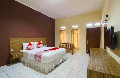 Sukabumi Hotel | OYO 688 Grand Pakidulan Hotel