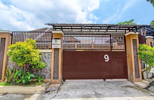Solo City Centre Hotel | OYO 91729 Griya Monjari