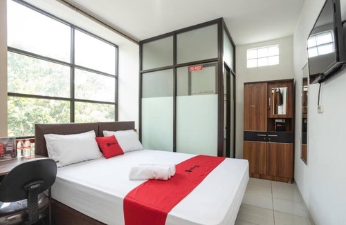 Serpong Hotel | OYO 94735 RD Near Eka Hospital Bsd City