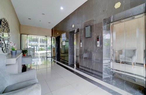 Gunung Putri Hotel | OYO 95090 Elzirooms Gunung Putri