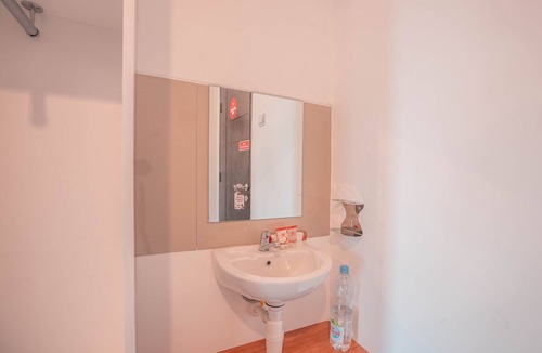 Ciputat Hotel | OYO Flagship 728 Baileys Apartment