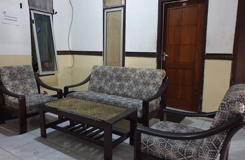 Dinoyo Hotel | OYO Life 92622 Jatiluhur Kost Syariah