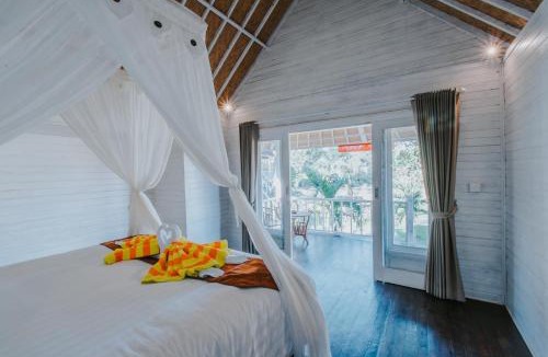 Mushroom Bay Hotel | Paluh Beach Huts