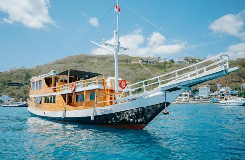Labuan Bajo Boat Rental | Phinisi Boat Segara Private Charter