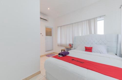 Karawang Hotel | RedDoorz at Jalan Pangkal Perjuangan Karawang