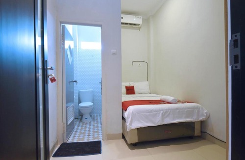 Cilacap Hotel | RedDoorz near Alun Alun Cilacap
