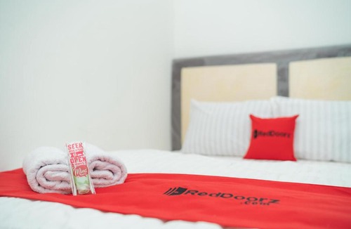Serang Hotel | RedDoorz near Bundaran Ciceri