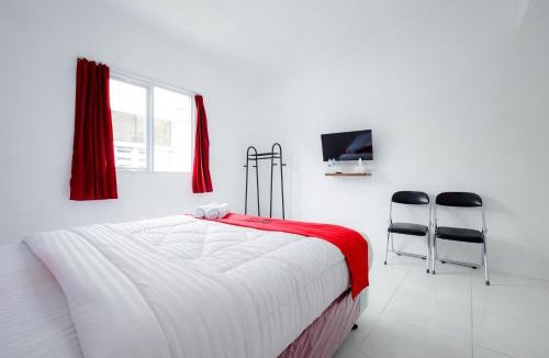 Menteng Hotel | RedDoorz near Jalan Cikini