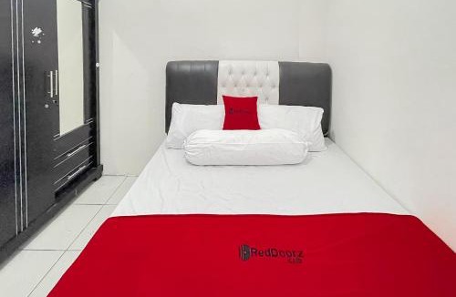 Karawang Hotel | RedDoorz Near Karawang Central Plaza