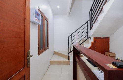 Bendungan Hilir Hotel | RedDoorz near Palmerah Station