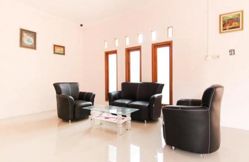 Banjarsari House | RedDoorz near Sheikh Zayed Surakarta