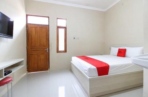 Banjarsari House | RedDoorz near Sheikh Zayed Surakarta