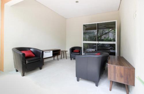 Solo City Centre House | RedDoorz near Solo Balapan Station 2