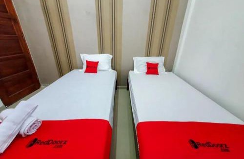Laweyan Hotel | RedDoorz near Stasiun Purwosari