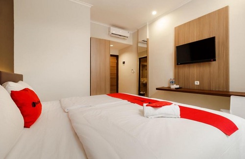Bangka Hotel | RedDoorz Plus Near Lippo Mall Kemang 2