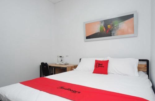 Semarang Hotel | RedDoorz Plus near Patung Kuda Undip
