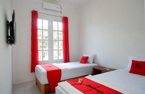 Surakarta Hotel | RedDoorz Plus near UMS Solo