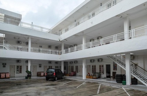 Surakarta Hotel | RedDoorz Plus near UMS Solo