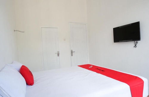 Surakarta Hotel | RedDoorz Plus near UMS Solo