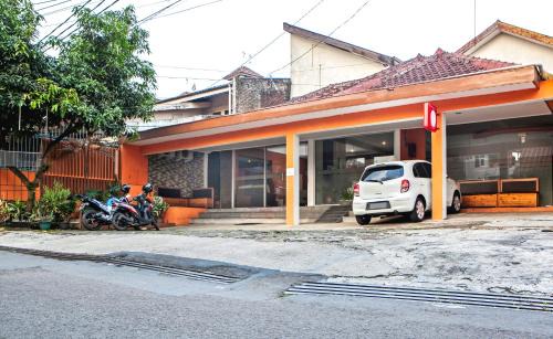 Bandung House | RedDoorz Syariah near BTC Fashion Mall