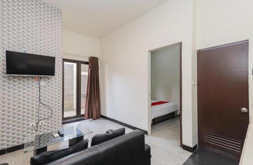 Bekasi Hotel | RedDoorz Syariah near Green Park Jatiwarna