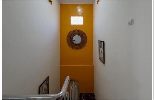 Laweyan Hotel | RedDoorz Syariah near Solo Square Mall