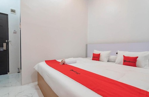 Baros Hotel | RedDoorz Syariah @ Tanggeung