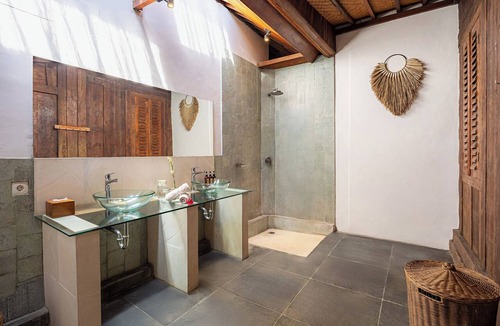 Batu Bolong Villa | Refurbished Villa Lina-In the heart of Canggu & 5min ride to Echo Beach/La Brisa