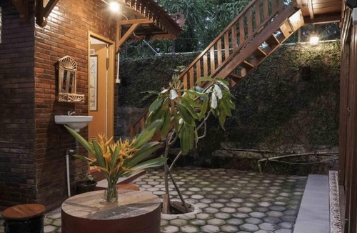 Sinduharjo Ski Chalet | Rumah Kayu Joglo Yudhistira, tepi sungai, 2BR