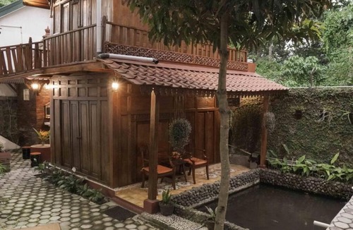 Sinduharjo Ski Chalet | Rumah Kayu Joglo Yudhistira, tepi sungai, 2BR