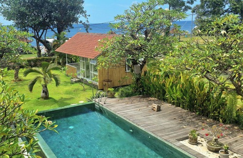 Kalisada House | Rumah Putih – Great Value Beachfront 1BR with Pool & Garden