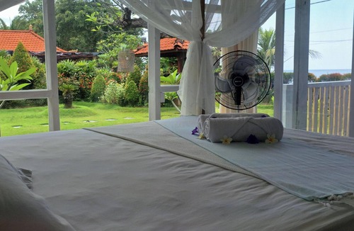Kalisada House | Rumah Putih – Great Value Beachfront 1BR with Pool & Garden