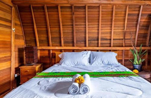 Kintamani Bed & Breakfast | Sandan Agsro Resort Bungalow Kamar Kayu