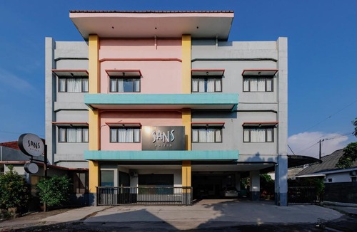 West Cirebon Hotel | Sans Hotel Widarasari Cirebon