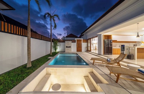 Umalas Villa | Serene 2BR Stay w Huge Pool, Beach Nearby & Garden