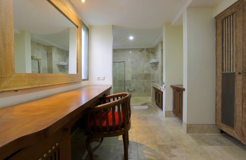Penatih Villa | Spacious 3 Bedroom villa near Ubud features 2 swimming pool and 2 gazebos