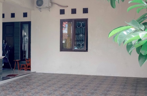Laweyan House | Spacious 3-BR Family Guest House in Central Solo with Kitchen & Laundry