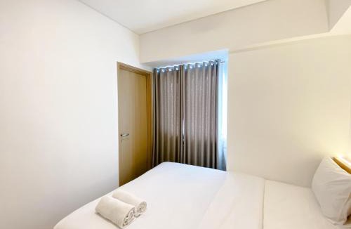 Cikarang Apartment | Spacious and Homey 2BR with Work Space at Meikarta Apartment By Travelio