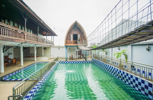 Palembang House | Spacious Family Suite Retreat with Free WiFi