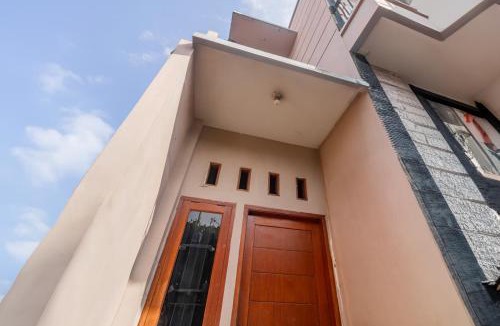 East Jakarta Hotel | SPOT ON 93957 Henny Kost