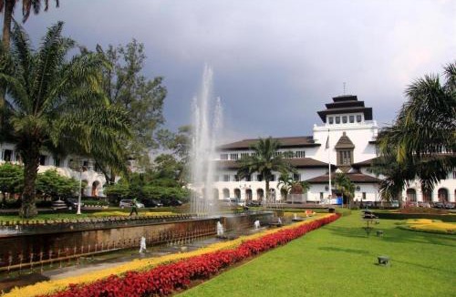 Bandung Hotel | SPOT ON 94730 The Chatter Place Dipatiukur