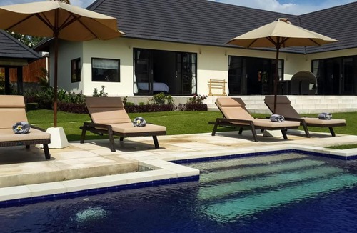 Kubu Villa | Stunning Beachfront 3BR Villa with Infinity Pool