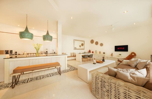 Dyanapura House | Stylish 3BR Escape, 5 Mins to Seminyak Beach