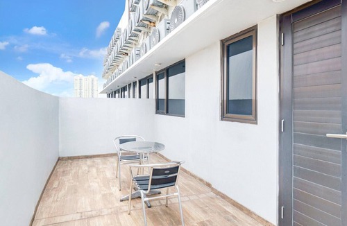 Old Jakarta House | Stylish Budget Stay with Free WiFi and Parking