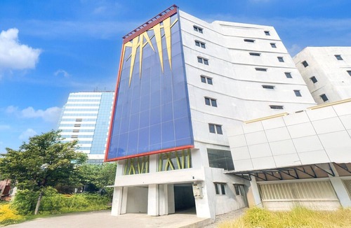 Old Jakarta House | Stylish Budget Stay with Free WiFi and Parking