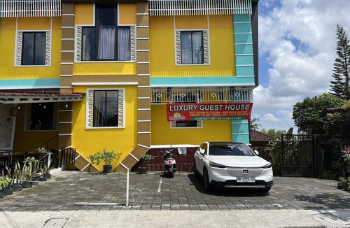 Singakerta House | Stylish Double Suite with Balcony & Open Views