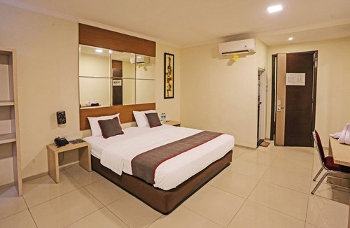 Serpong Hotel | Super OYO Townhouse OAK Hotel Fiducia Serpong
