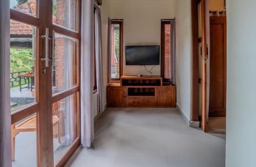 Kemenuh Villa | The Miracle House by GenuineHost