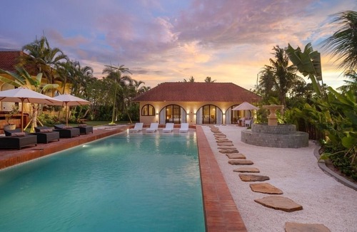Bengkel House | Tropical 5BR Kedungu Escape with Big Pool