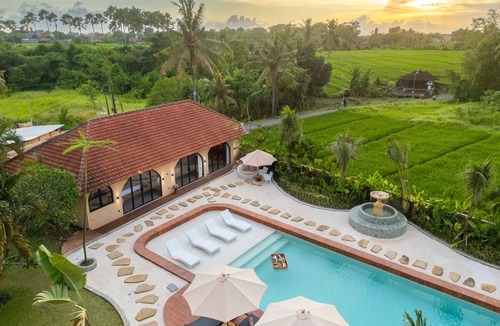 Bengkel House | Tropical 5BR Kedungu Escape with Big Pool